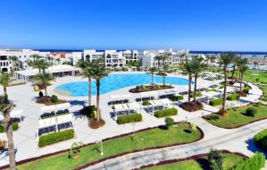 Às margens do Mar Vermelho, sol, praia e piscinas em estruturas dignas de um sheik