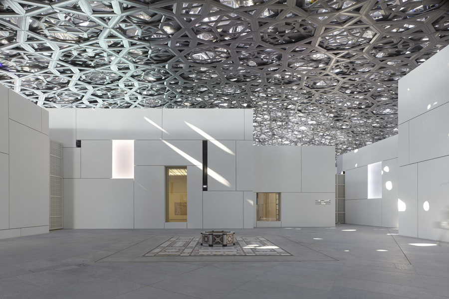 Fachada do museu Louvre Abu Dhabi é composta por 3.900 painéis feitos de fibra de concreto de alto desempenho e sua cúpula possui 7.850 estrelas única